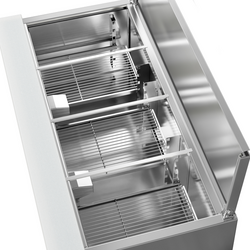 Saladette ECO - 1368mm - 3 deuren - met invoer voor 4x GN 1/1 & Roestvrijstalen deksel