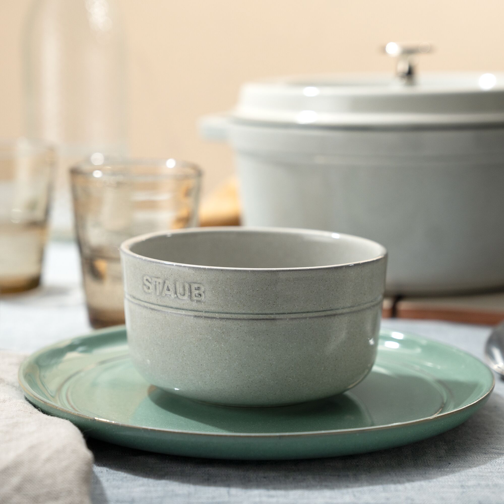 STAUB | Cocotte Round Enamelled Cast Iron Casserole Dish – Ø 200 mm – White Truffle