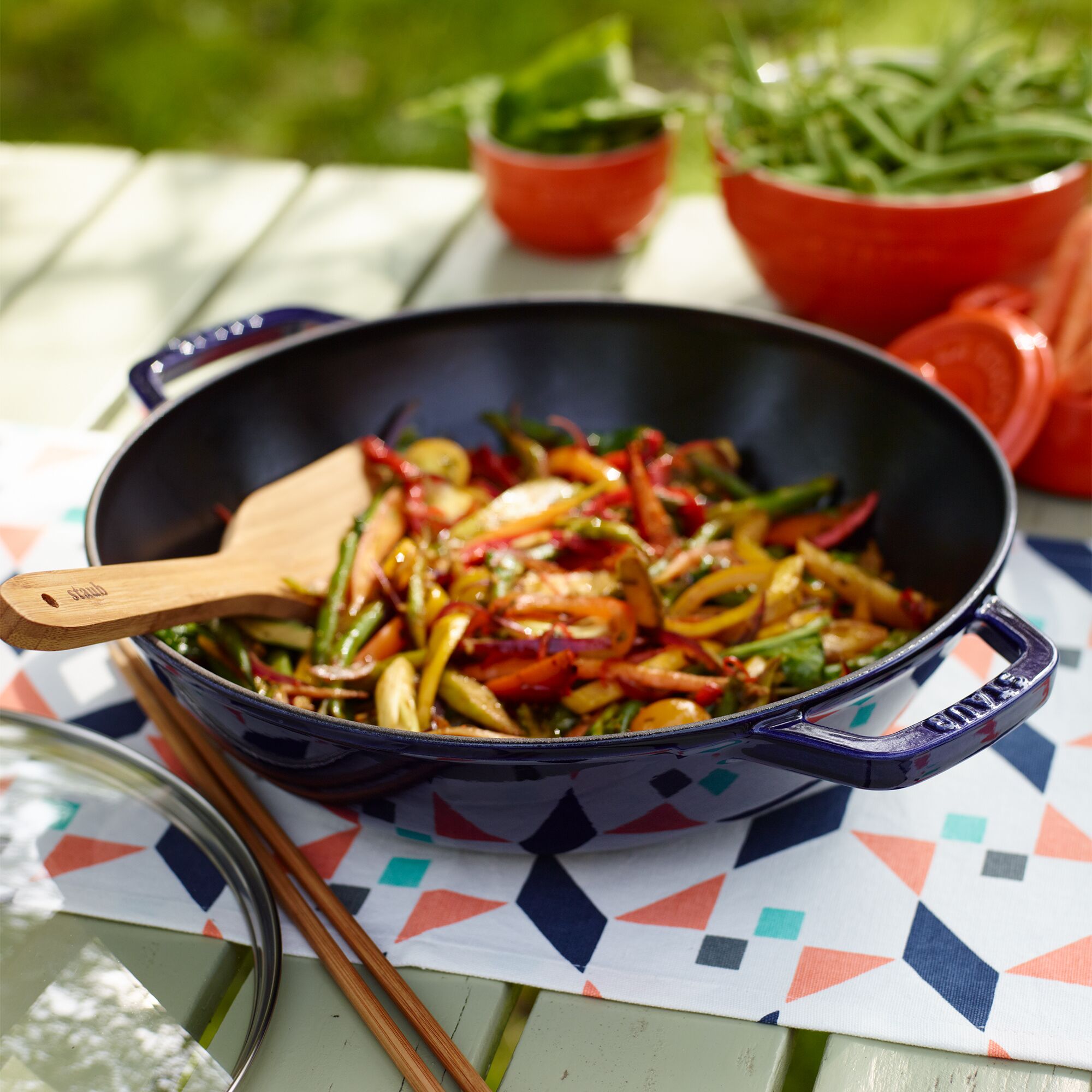 STAUB | SPECIALITIES - Wok avec couvercle en verre - Ø 300mm - Fonte - Bleu foncé	