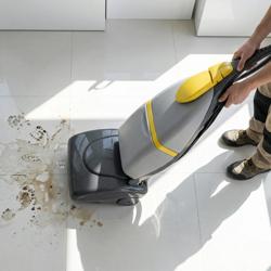 Maszyna do ssania podłóg / Wydajność robocza 100 m²/godz.