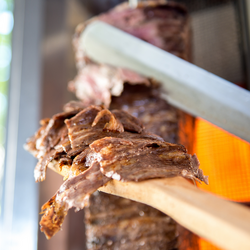 Griglia a gas per Kebab / Gyros - mobile - 5 bruciatori - max. 80 kg - incl. 2 piastre di protezione e 2 porte a battente