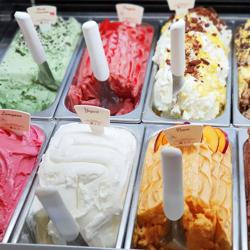 Vitrine à glaces LIAM - 1560mm - Froid statique - avec éclairage LED - Rouge - pour 13 bacs Napoli 5 L ou 13 bacs de 5 L - Ouverture côté service