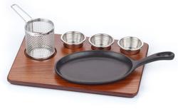 Tarjoilupannu - Fajita Servierset - valurautapannu varrella; 3 kpl dippikulhoja ja frittikorin AISI 304 -ruostumattomasta teräksestä; MDF-tarjoilulevy puupinnalla - 350x260 mm