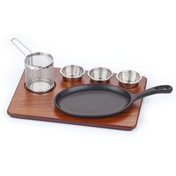 (6 adet) Fajita Servis Seti - 6 parçalı set - dahil: ahşap nihale; 3 adet sosluk; patates sepeti dahil - döküm demir tava; AISI 304 paslanmaz çelik sosluk ve sepet; MDF ahşap nihale - 350x260mm - saplı