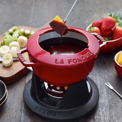 STAUB | SPECIALITIES - طقم فوندو - قطر 160 مم - حديد زهر - أحمر كرزي