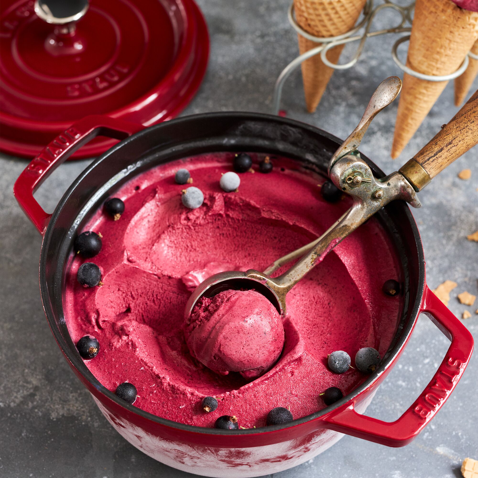 STAUB | Cocotte Round Enamelled Cast Iron Casserole Dish – Ø 220–230 mm – Bordeaux Red