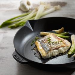 STAUB | PANS  - مقلاة مع فتحة صب - بقطر 260 مم - حديد زهر - أسود