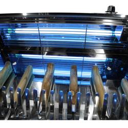 Armoire de stérilisation UV pour couteaux - pour 30 couteaux - 20 Watt - Minuteur numérique jusqu’à 120 min - incl. porte-couteaux