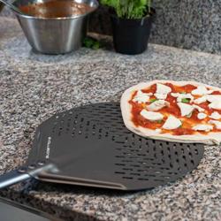 Pala per pizza - EVOLUZIONE - Alluminio anodizzato - testa microforata - 330x330mm - forata - anodizzata in ossido duro - Manico in alluminio