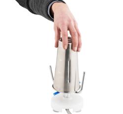 Acessório para lavagem de copos com paragem automática do jato de água com base com ventosas e mangueira