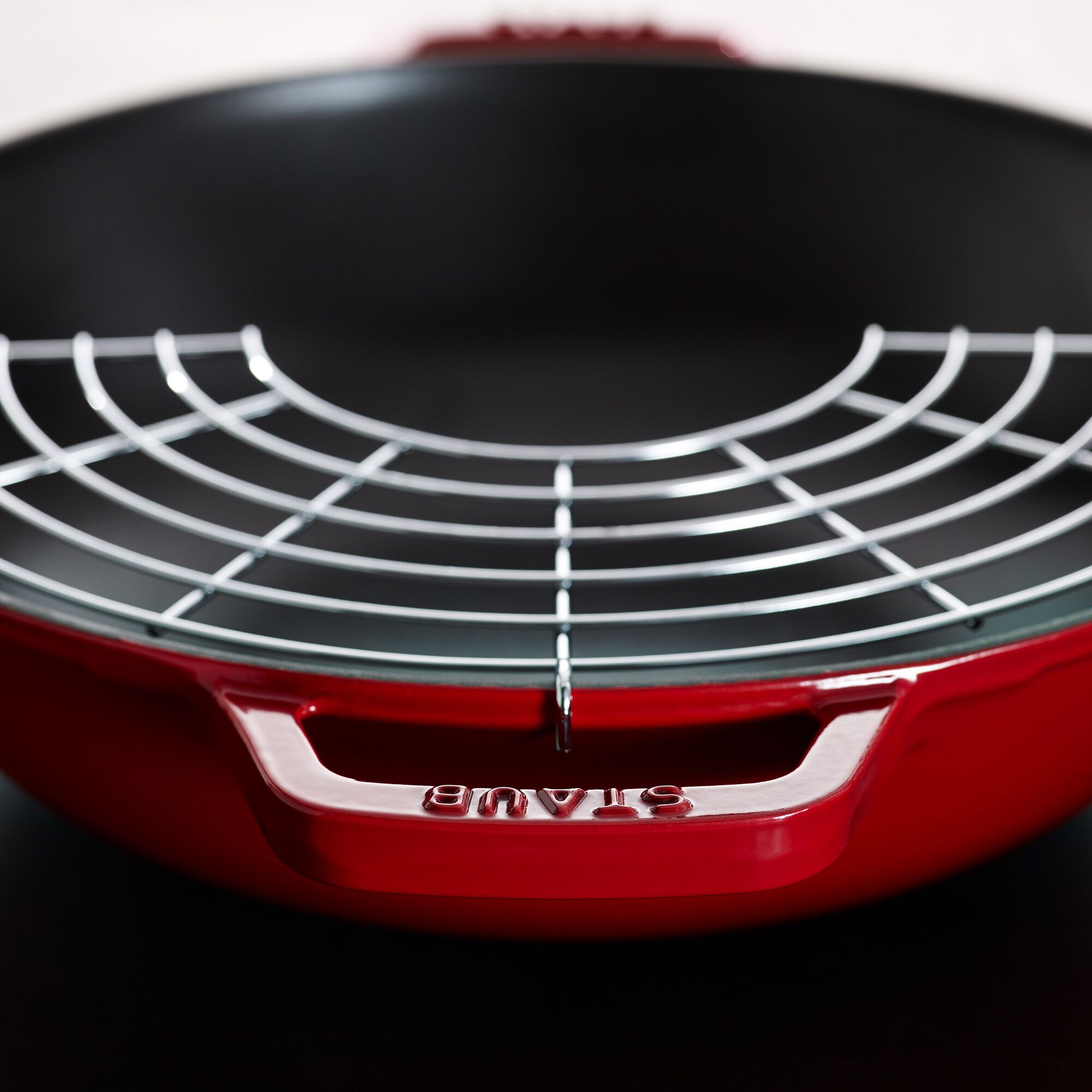STAUB | SPECIALITIES - Wok avec couvercle en verre - Ø 300mm - Fonte - Rouge cerise	