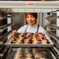 CAMBRO | CAMSHELVING® kocsi 18x GN 2/1 tartályhoz