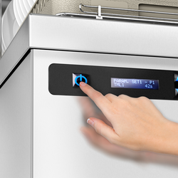 Lavastoviglie a passaggio / a capote - Digitale - 7,1 kW - incl. tavolo di alimentazione a destra, tavolo di uscita a sinistra e decalcificatore - con pompa per detersivo e pompa brillantante