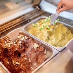 Vetrina gelato da banco - 867mm - Refrigerazione statica - con Illuminazione LED - per 4x Vasca da gelato da 5 Litri - Vetro curvo - Apertura coperchio lato lato operatore