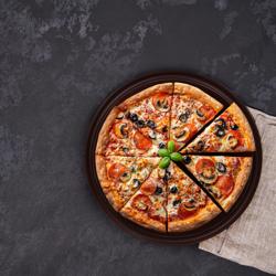 Assiette à pizza en polyéthylène – Ø 200 mm – avec rainure à jus – Marron