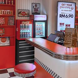 GASTRO-COOL | ثلاجة بباب زجاجي ستانلس ستيل - 435 mm - 50 L - حتى +0…+10 °C - مع باب واحد - ترموستات للتحكم بدرجة الحرارة، إذابة جليد أوتوماتيكية، عجلات مع فرامل، كفاءة طاقة جيدة - أسود