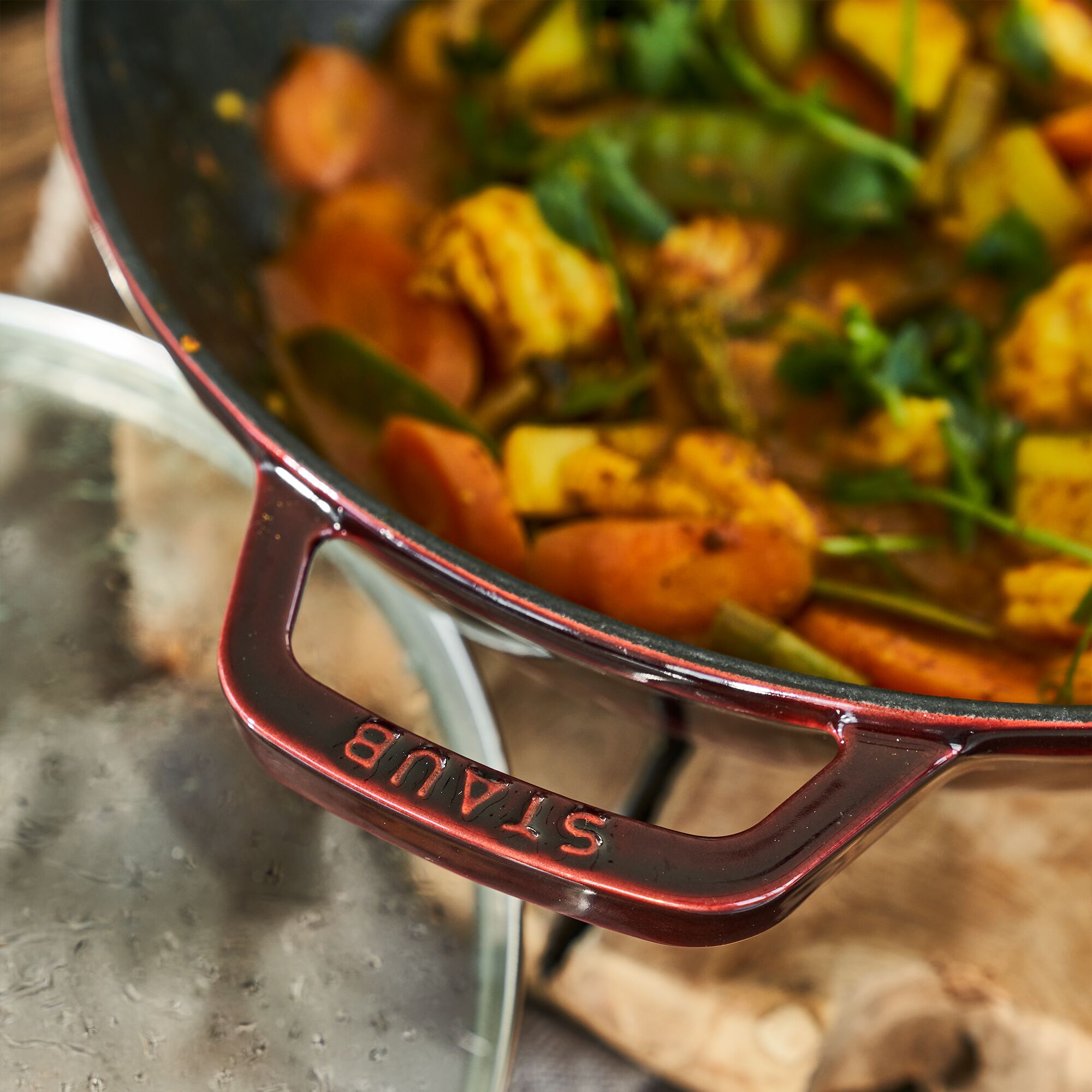 STAUB | SPECIALITES - Wok avec couvercle en verre - Ø 300mm - Fonte - Rouge grenadine	