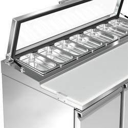 Saladette PREMIUM - 1365 mm - 3 dörrar - med kylbrunn för 7x GN 1/3 med glastopp