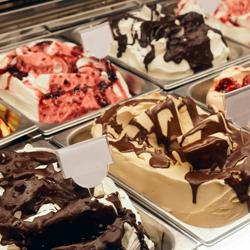 Vitrine à glaces à poser - 867mm - Froid statique - Couvercle vitré basculant - avec éclairage LED - pour 4 bacs de 5 L - Côté service