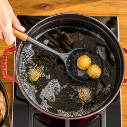 STAUB | Łyżka cedzakowa – 310 mm – silikon – czarna/drewniana