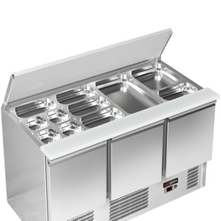 Saladette ECO - 1368mm - 3 deuren - met invoer voor 4x GN 1/1 & Roestvrijstalen deksel