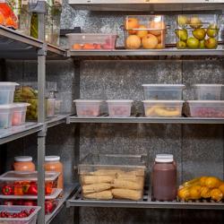 CAMBRO | Camshelving® - Basics Plus - Anbauregal - 1328mm - mit 4 geschlitzten Regalböden