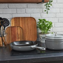 STAUB | PANS - Serpenyő kiöntővel - Ø 260mm - Öntöttvas - Grafitszürke