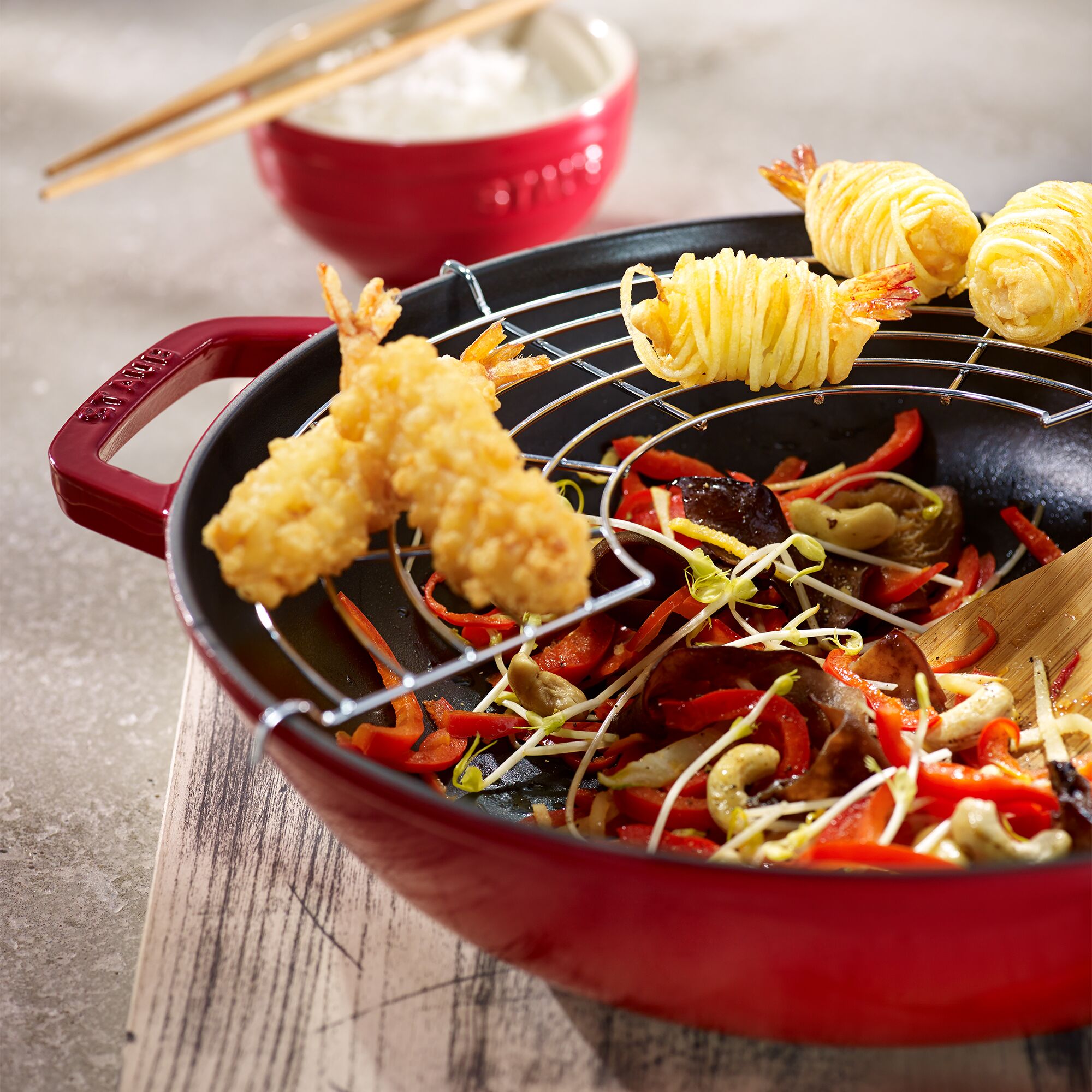 STAUB | SPECIALITIES - Wok avec couvercle en verre - Ø 300mm - Fonte - Rouge cerise	
