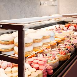 Vitrine refrigerada para bolos/pastelaria - 1058x990mm - 103L - 2 prateleiras - +4 a +8°C