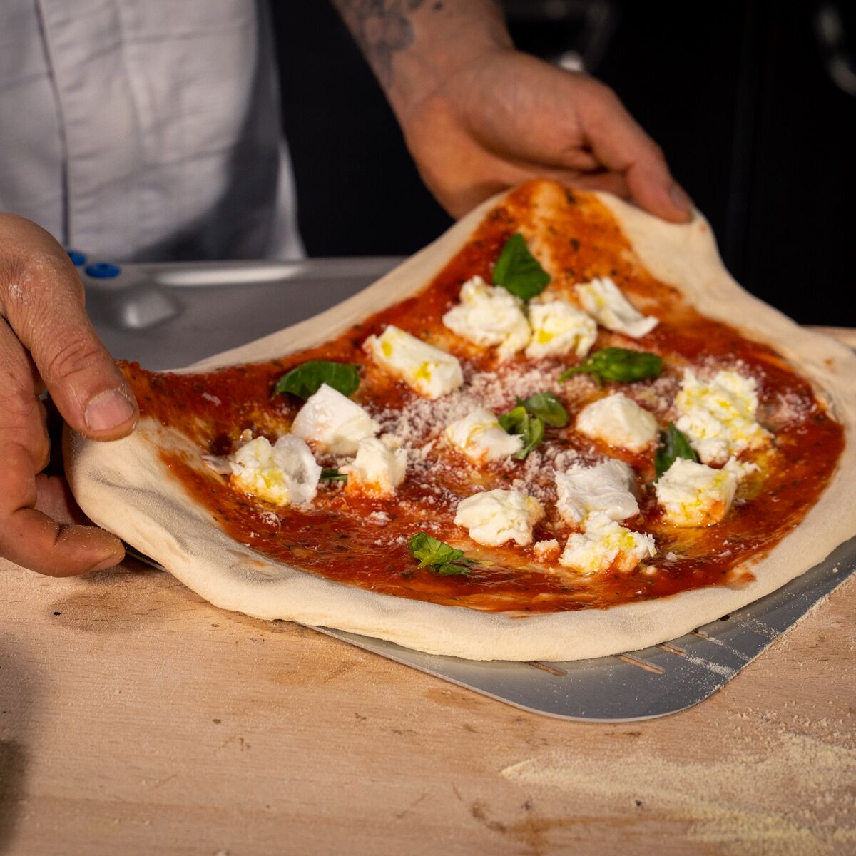 Pelle à pizza rectangulaire PREMIUM - AZZURRA - Aluminium - 330x330mm - perforée - manche 150cm