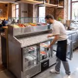 Pizzawerkbank PREMIUM - 1400x700mm - met granieten werkblad - met 3 glazen deuren - incl. glasvitrine - 6x GN 1/4