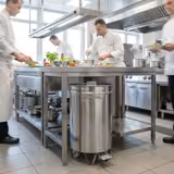 Pattumiera - 95 litri - Ø450mm x H600mm - con pedale, coperchio, apertura/chiusura soft-close, tenuta stagna, ruote, maniglie - Acciaio inox