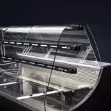 Gebaksvitrine - 1300x980mm - kleur zwart - achterzijde 2 schuifdeuren - met 3 legborden