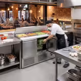 Saladette réfrigérée ECO - 1368mm - 368L - façade noire - 3 portes - avec découpe pour 4x GN 1/1 & Couvercle inox