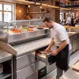 Table réfrigérée à pizza PREMIUM - 1400 x 700 mm - avec 6 tiroirs 1/2 - incl. vitrine réfrigérée avec 6 x GN 1/4