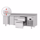 Soğutmalı tezgah PREMIUM PLUS - 2452x700mm - 2 kapılı; 4 çekmeceli [1/2 GN] - dijital termostat; fanlı soğutma - arkası 100mm yükseltili çalışma yüzeyi