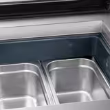 Vitrine à glaces à poser - 867mm - Froid statique - Couvercle vitré basculant - avec éclairage LED - pour 4 bacs de 5 L - Côté service