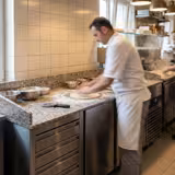 Banco pizza refrigerato PREMIUM - 2100x800mm - con 2 porte & 5 cassetti - piano in granito