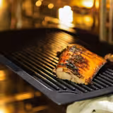 Grillezőlap gázos vízigrillhez - 530x325x20 mm | GN 1/1 - öntött alumínium | reciklált anyag | bordázott felület | tapadásmentes bevonat - kombigőzölőkhöz és sütőkhöz