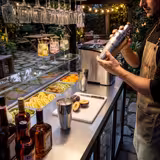 Mobile Cocktailstation - mit Barkühlschrank, Arbeitsfläche, Glasaufsatz & LED-Beleuchtung - aufklappbar