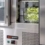 Saladette ECO - 1370mm - 3 Glastüren - mit Einlass für 4x GN 1/1 & Edelstahldeckel