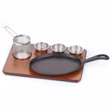 Serveerset - Fajita - 6-delig set - incl. 3 dipschalen en frituurkorf - gietijzer pan | RVS AISI 304 kommetjes en korf | MDF plank met houtlook - 350x260mm - anti-aanbak