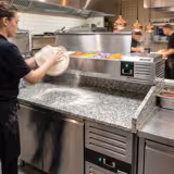 Chladicí stůl na pizzu PREMIUM - 1500x800 mm - se 2 dveřmi - se žulovou pracovní deskou - vč. chladicí nástavbové vitríny - 6x GN 1/3