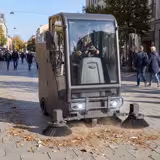 Акумуляторна вакуумна підмітально‑прибиральна машина - з сидінням для оператора - продуктивність 13 750 м²/год - робоча ширина підмітання 2 000 мм - з системою зрошення для пригнічення пилу - включно з мийкою високого тиску та оглядовими камерами