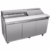 Mesa saladette refrigerada Estilo Americano PREMIUM - 1830mm - 1940L - 3 puertas macizas - con tapa de acero inoxidable para 18x GN 1/6 & tapa de acero inoxidable - incl. 18x GN 1/6 - Para ES
