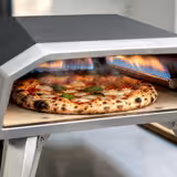 Forno a gas per pizza da esterno - Platea in mattoni refrattari - 562x702mm - 1 pizza Ø40cm - fino a 500°C - Meccanico - Nero - incl. Tragetasche