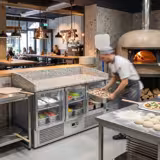 Table réfrigérée à pizza ECO - 1400x700 mm - avec 3 portes vitrées