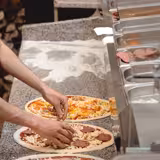 Table réfrigérée à pizza PREMIUM - 1600x800 mm - avec 2 portes & 3 tiroirs - incl. vitrine réfrigérée - 6x GN 1/3