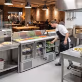 Saladette réfrigérée ECO - 1368mm - 368L - 3 portes vitrées - avec découpe pour 4x GN 1/1 & Couvercle inox