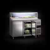 Saladette réfrigérée PREMIUM - 1510mm - 390L - 2 portes - avec vitrine de comptoir pour 7x GN 1/3 & 1 étagère - plan de travail en granit noir